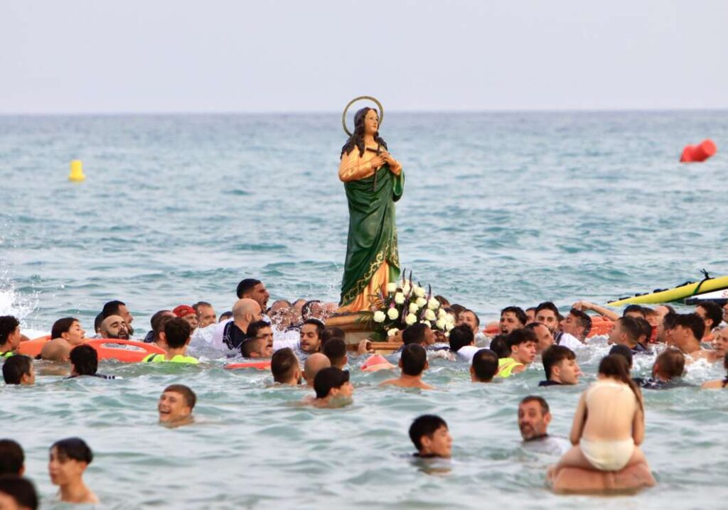 Moncofa celebra el tradicional Desembarco de Santa María Magdalena en la playa del Grao