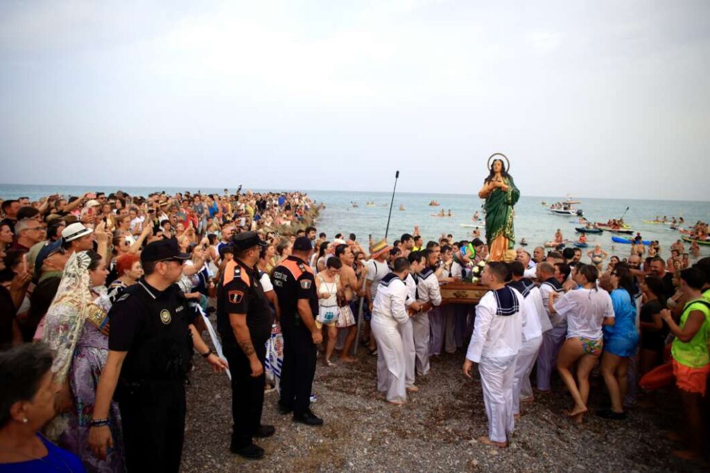 Moncofa celebra el tradicional Desembarco de Santa María Magdalena en la playa del Grao