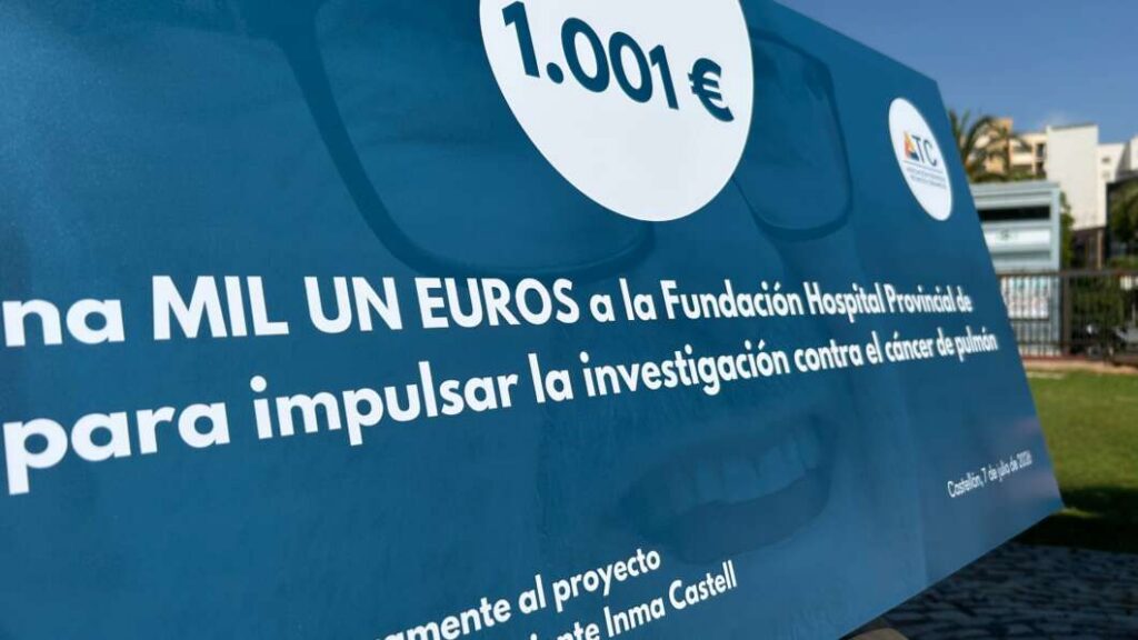 Blue fundraising banner with a white circle showing '1.001€' and text about supporting lung cancer research in Spanish.