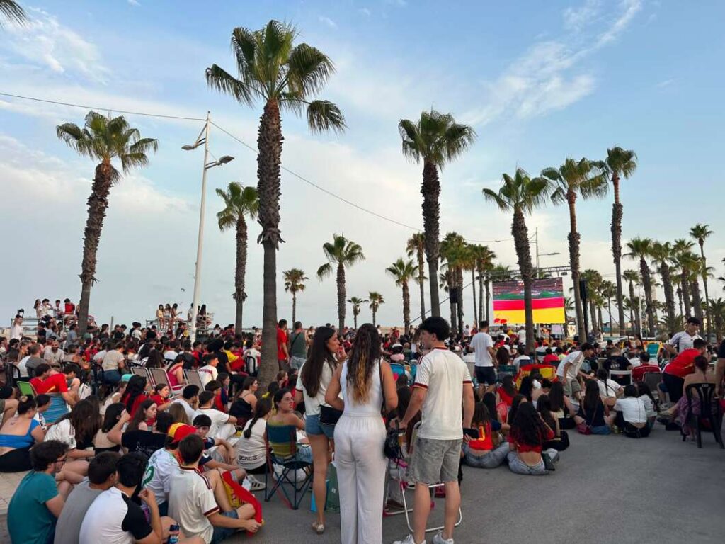 La afición sigue la victoria de España en el Paseo Marítimo de Burriana