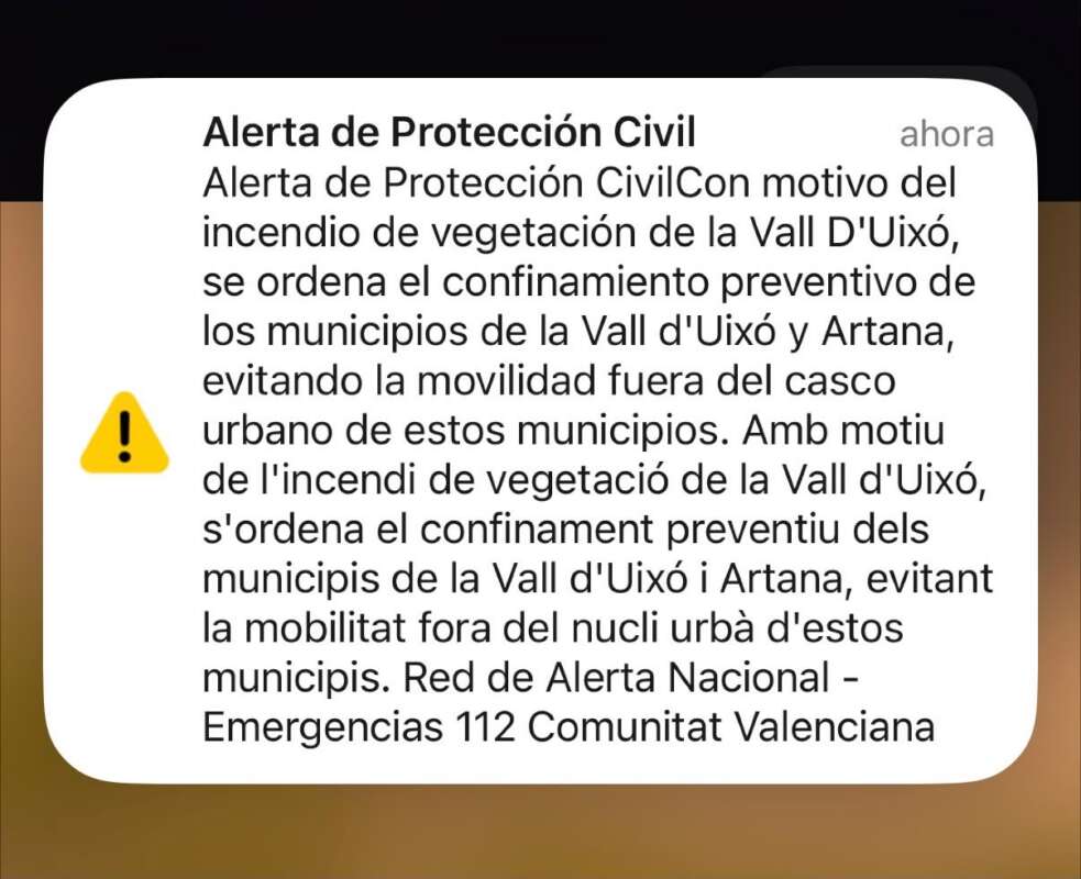 El incendio de La Vall d'Uixó obliga a confinar tres municipios y alerta por vacas sueltas en el casco urbano