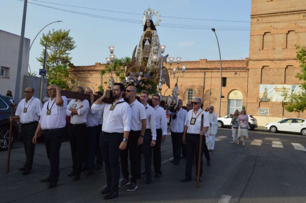 Vila-real commemora la festivitat de la Mare de Déu del Carme amb la tradicional processó i el Cant de la Carxofa