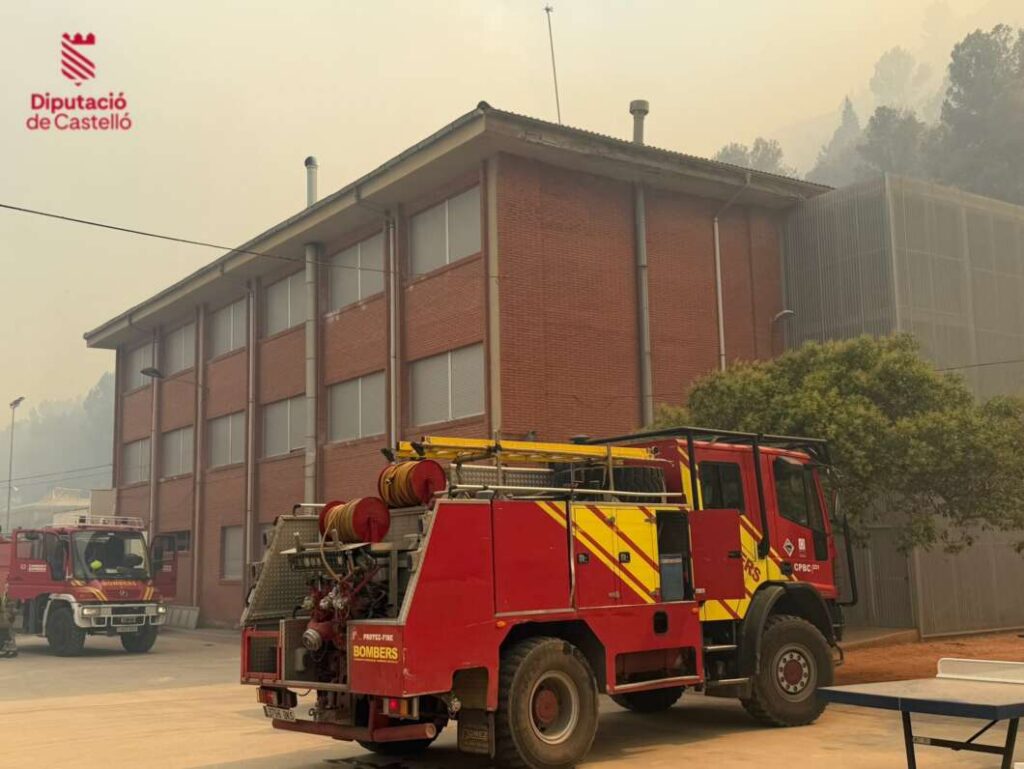 El incendio de La Vall d'Uixó obliga a confinar tres municipios y alerta por vacas sueltas en el casco urbano