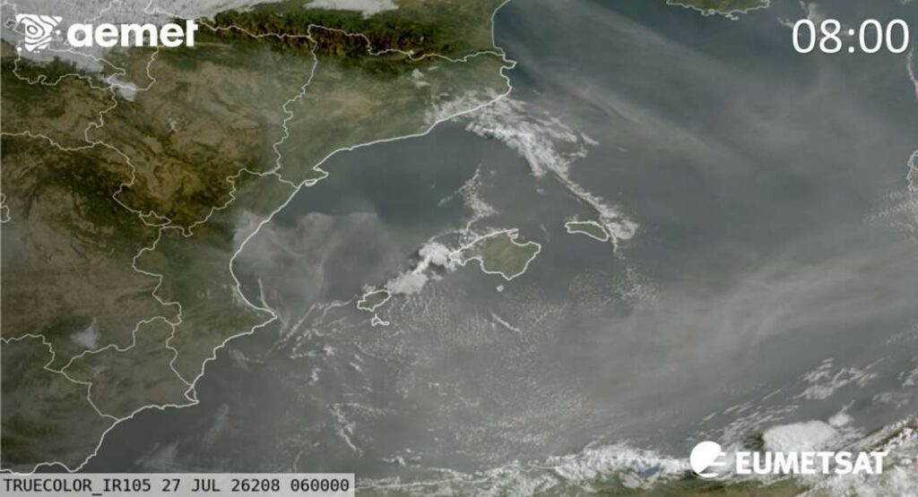 Castellón amanece bajo una nube de humo y ceniza por el incendio de la Serra d'Espadà