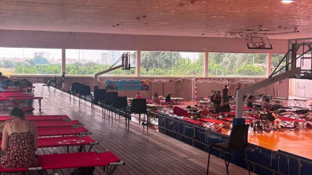 La Vall d'Uixó afronta otra jornada crítica: el incendio sigue fuera de control tras una noche sin tregua