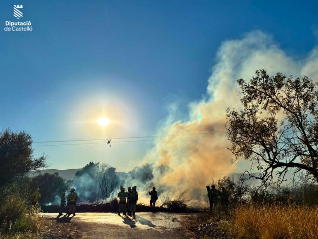 Dos incendios junto a la AP-7 movilizan un amplio dispositivo en Alcalà de Xivert
