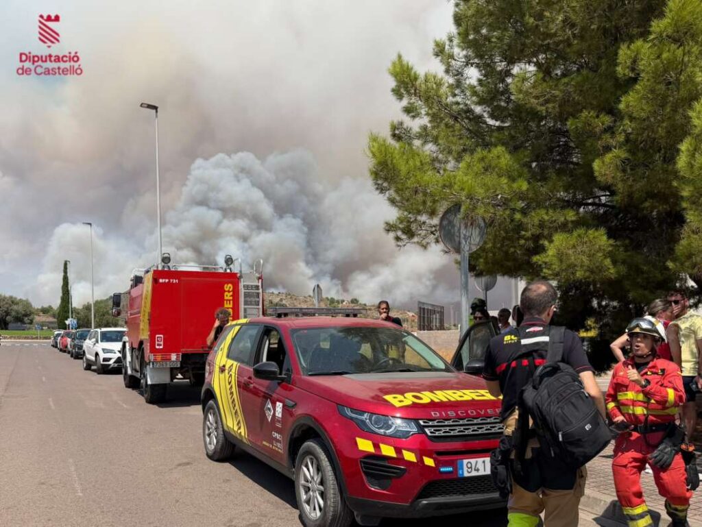 El incendio de La Vall d'Uixó obliga a confinar tres municipios y alerta por vacas sueltas en el casco urbano