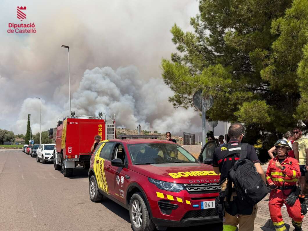 El incendio de La Vall d'Uixó obliga a confinar tres municipios y alerta por vacas sueltas en el casco urbano