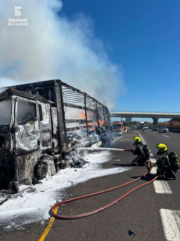 Arde un camión en la AP-7 de Peñíscola y el fuego se extiende a la vegetación