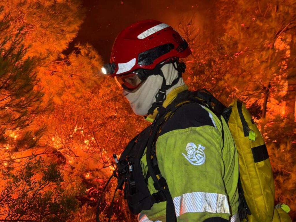 La Vall d'Uixó afronta otra jornada crítica: el incendio sigue fuera de control tras una noche sin tregua