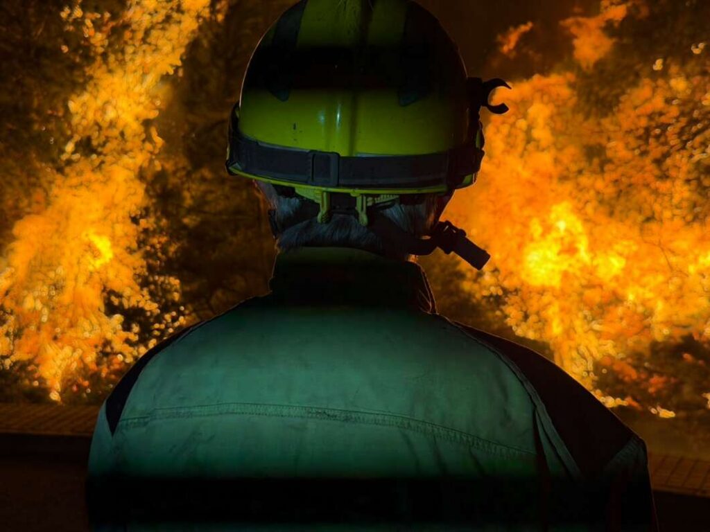 La Vall d'Uixó afronta otra jornada crítica: el incendio sigue fuera de control tras una noche sin tregua