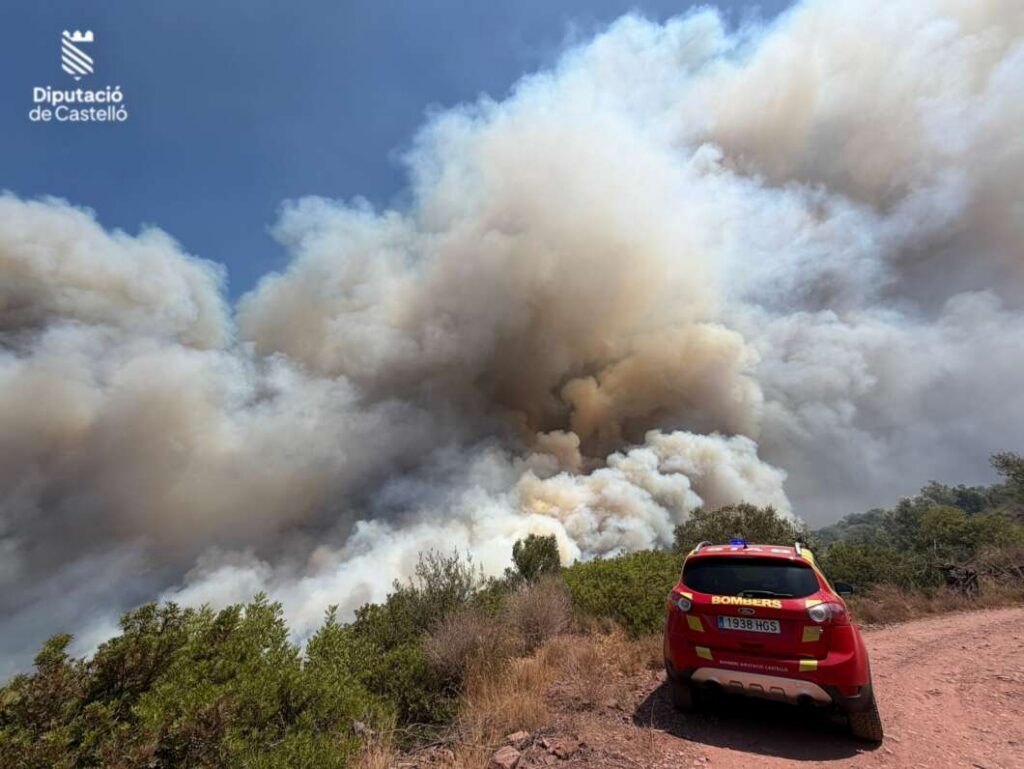 El incendio de La Vall d'Uixó se agrava y obliga a ampliar el operativo