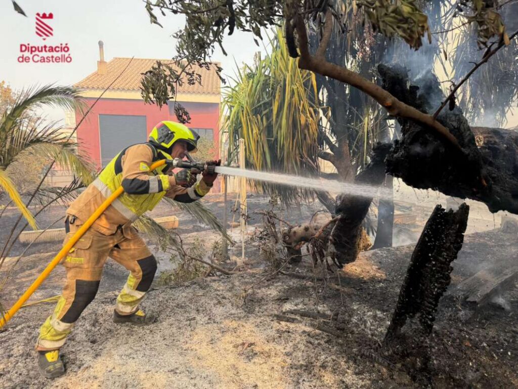 El incendio de La Vall d'Uixó obliga a confinar tres municipios y alerta por vacas sueltas en el casco urbano