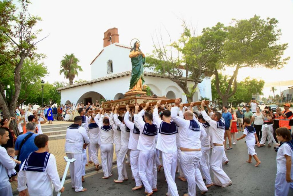 Moncofa celebra el tradicional Desembarco de Santa María Magdalena en la playa del Grao