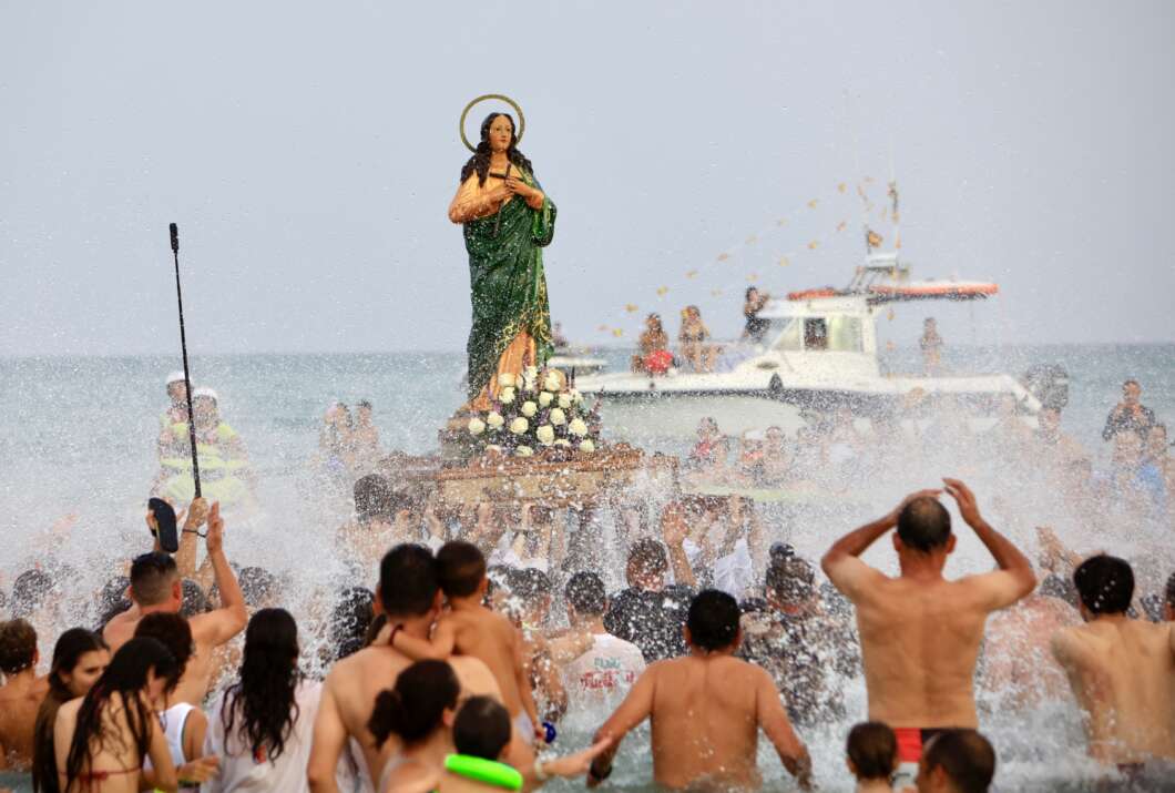 Moncofa celebra el tradicional Desembarco de Santa María Magdalena en la playa del Grao