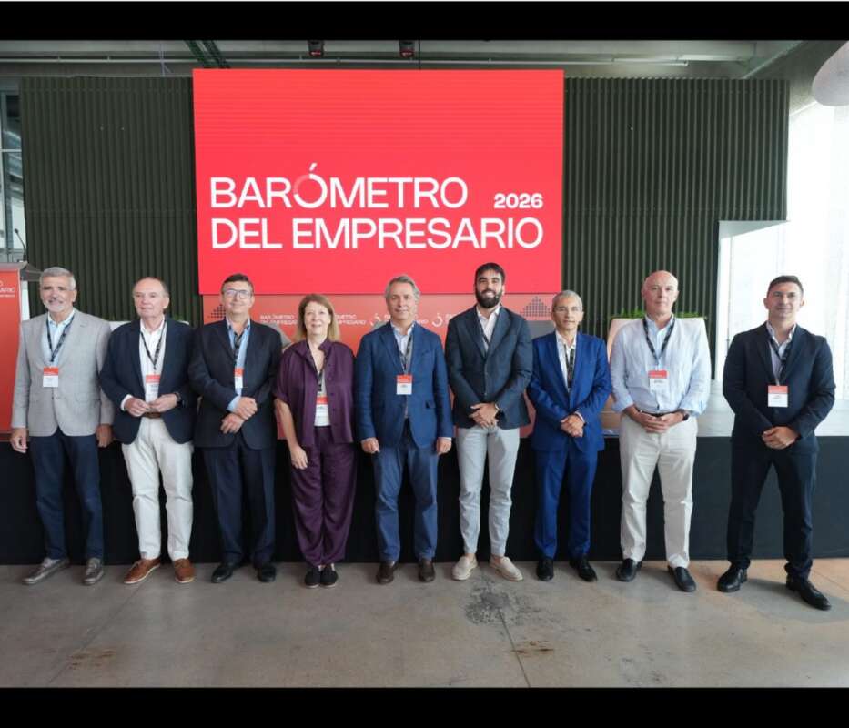 Group of ten professionals in business attire posing for a photo in front of a red banner that reads 'BARÓMETRO DEL EMPRESARIO 2026'.