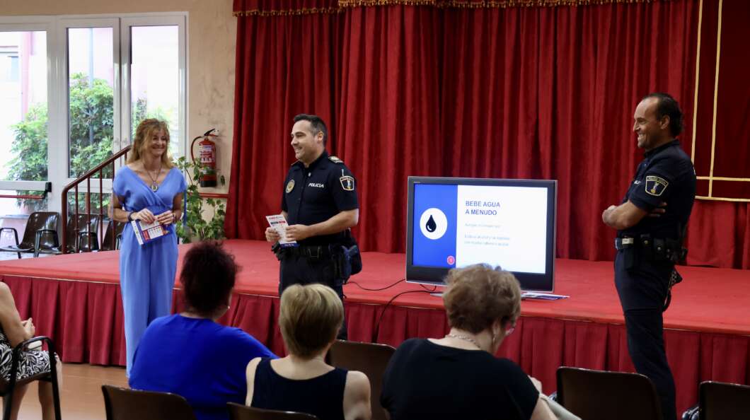 La Policía Local de Onda forma a las personas mayores para prevenir estafas y golpes de calor