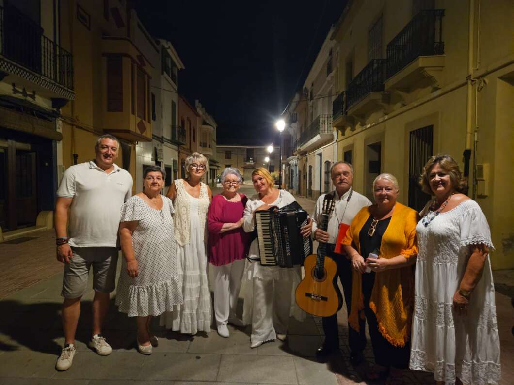 Oropesa incorpora una nueva placa al Recorrido Poético en homenaje a Encarna Llorens