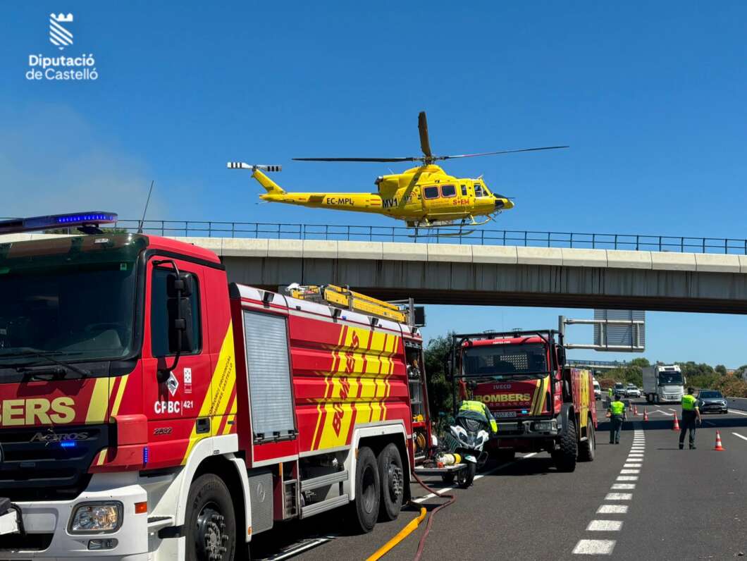 Arde un camión en la AP-7 de Peñíscola y el fuego se extiende a la vegetación
