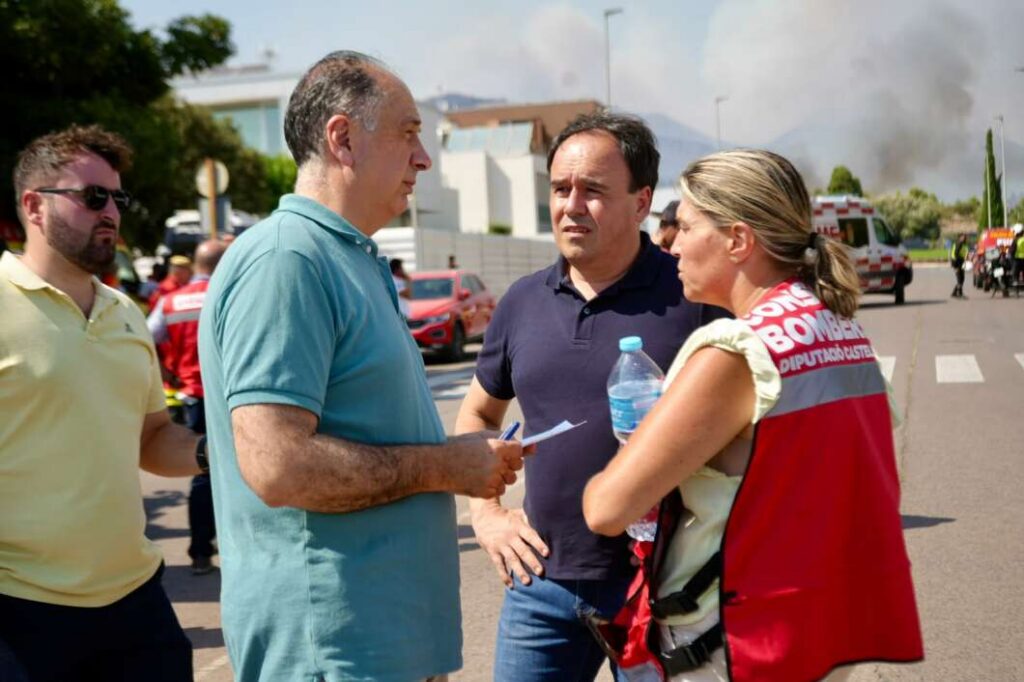 El incendio de La Vall d'Uixó obliga a evacuar La Vilavella y Artana y moviliza a 300 efectivos