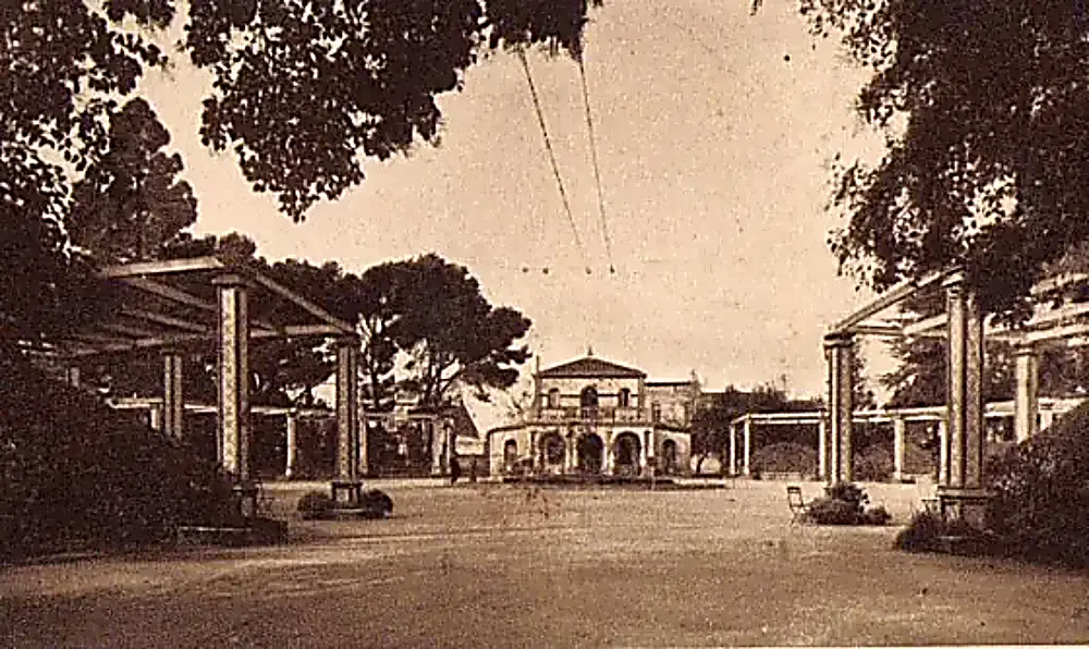 Pérgola antigua al Aire libre de estilo isabelino. Castellón