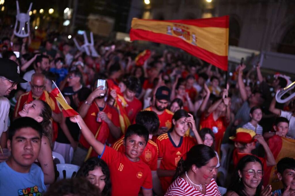 La Plaza Mayor se llena para apoyar a España en el mundial 100726