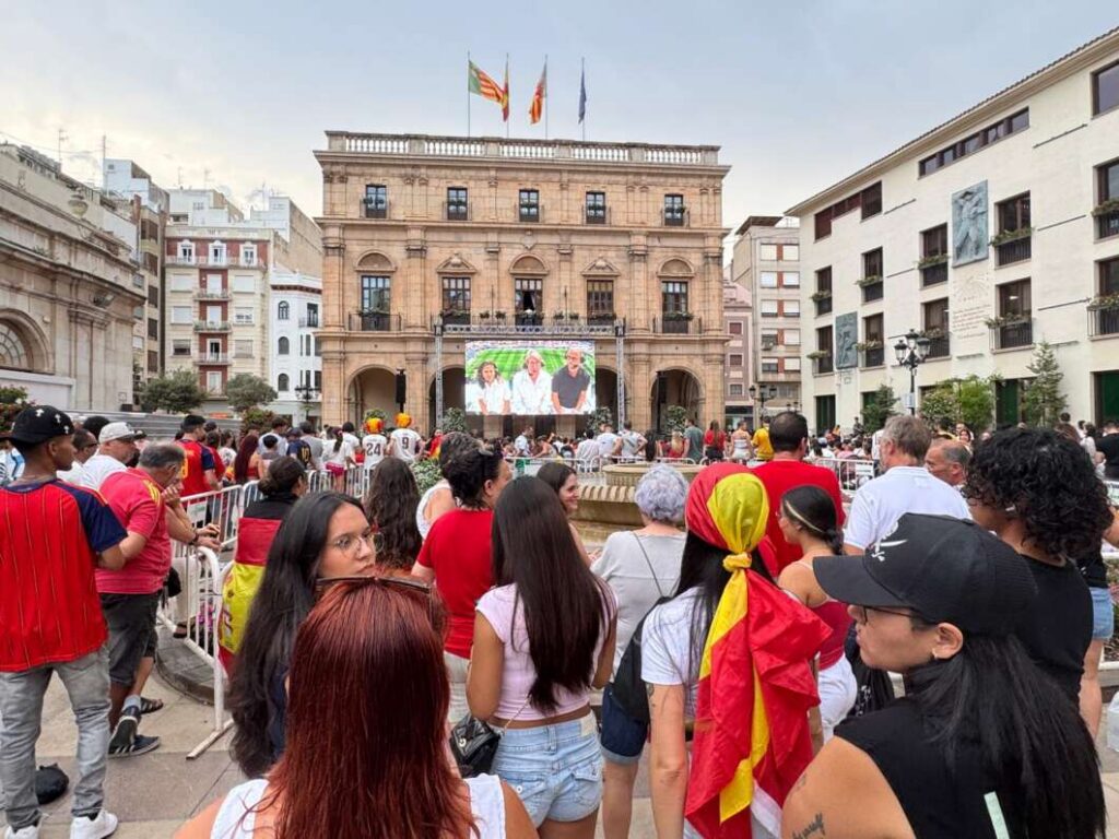La Plaza Mayor se llena para apoyar a España en el mundial 100726