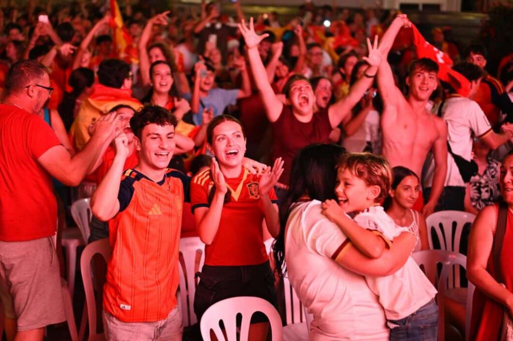 La Plaza Mayor se llena para apoyar a España en el mundial 100726
