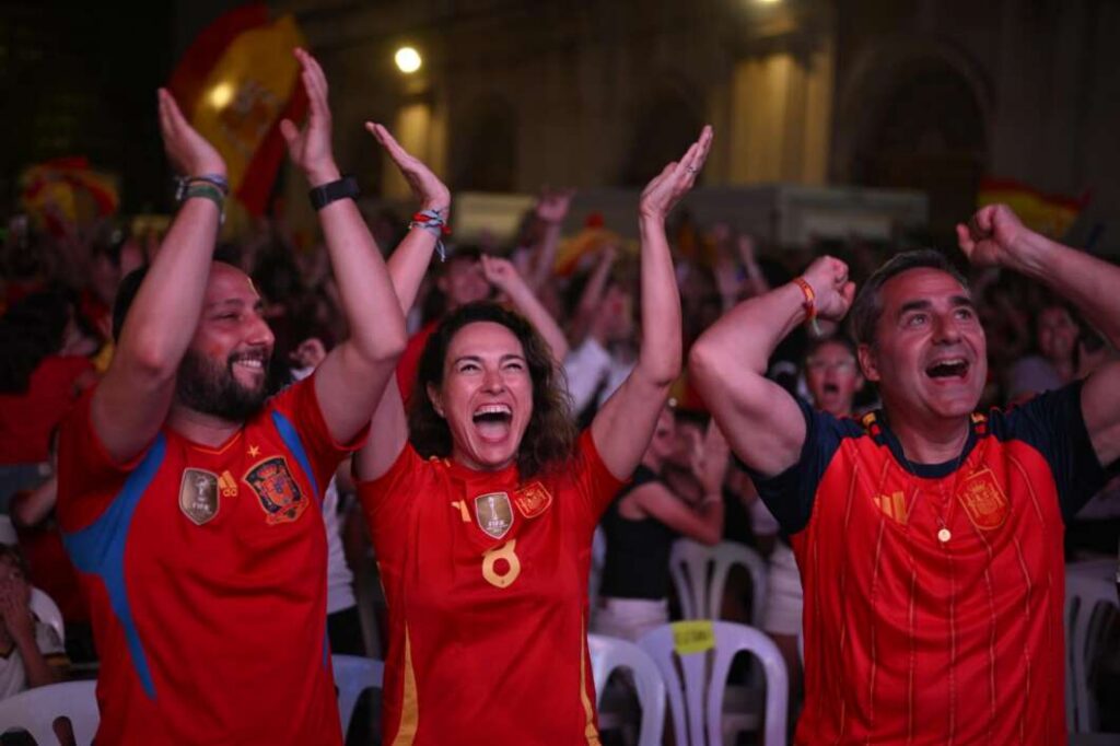 La Plaza Mayor se llena para apoyar a España en el mundial 100726