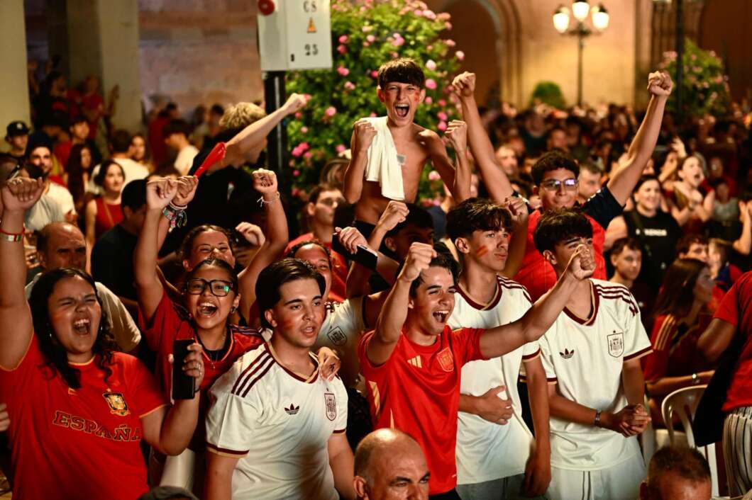 La Plaza Mayor se llena para apoyar a España en el mundial 100726
