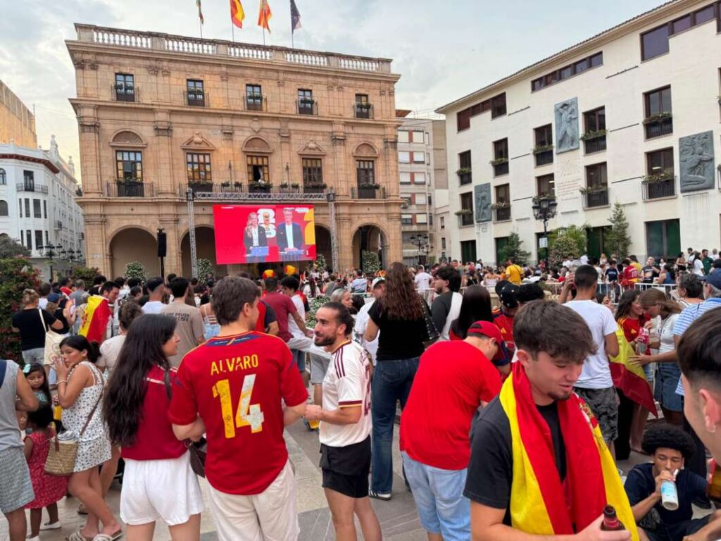 La Plaza Mayor se llena para apoyar a España en el mundial 100726