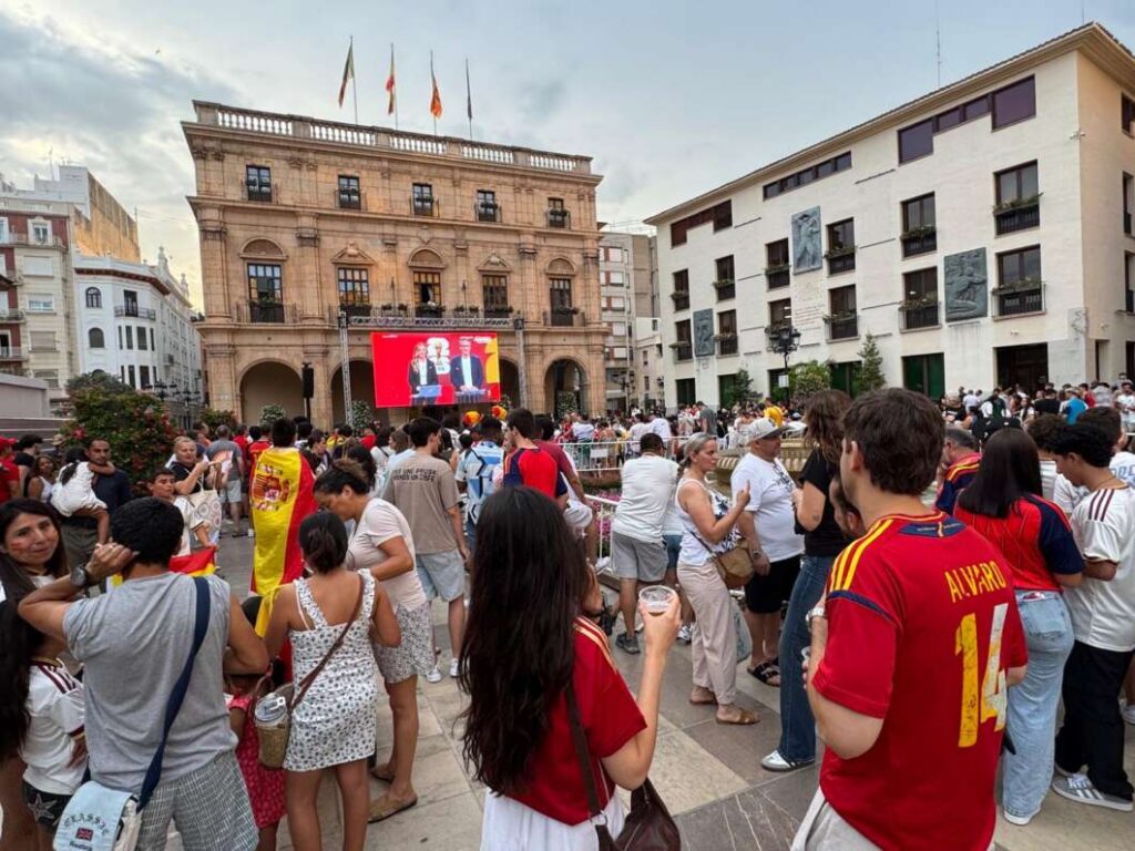 La Plaza Mayor se llena para apoyar a España en el mundial 100726