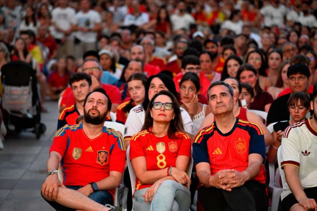 La Plaza Mayor se llena para apoyar a España en el mundial 100726
