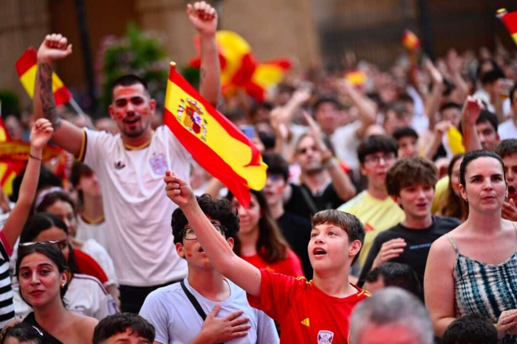 La Plaza Mayor se llena para apoyar a España en el mundial 100726