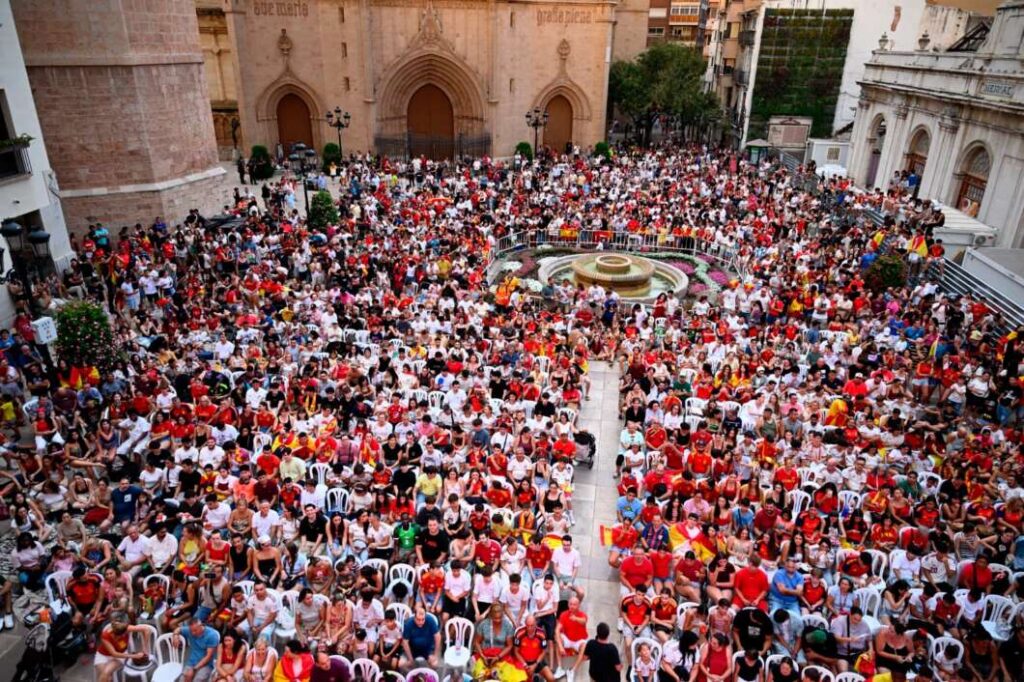 La Plaza Mayor se llena para apoyar a España en el mundial 100726