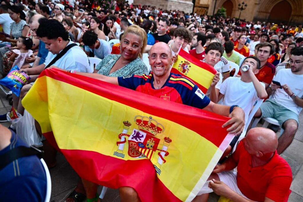 La Plaza Mayor se llena para apoyar a España en el mundial 100726