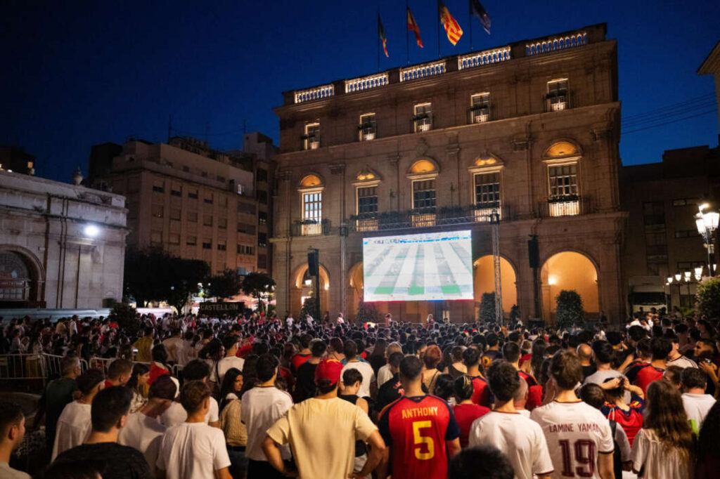 La Plaza Mayor se llena para apoyar a España en el mundial 100726