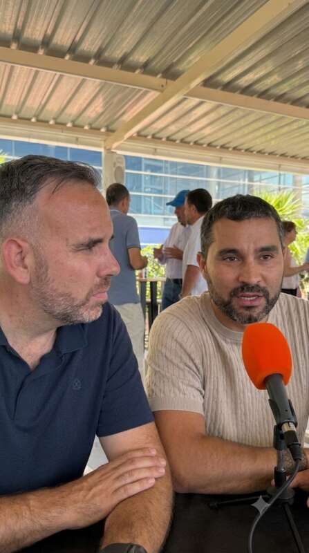Rafa Simó y Samuel Falomir en la bodeguilla de Castellón Información en las Fiestas de Sant Pere 2026