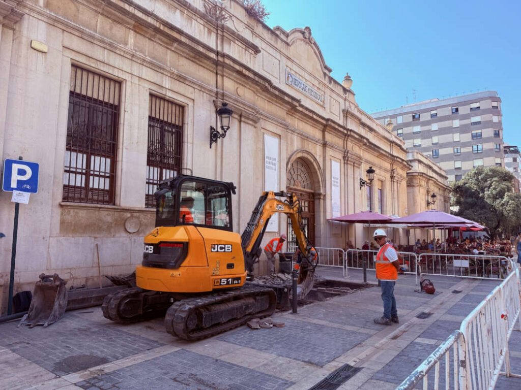 Tecma, retirada de contenedores soterrados junto al Mercado Central 290726
