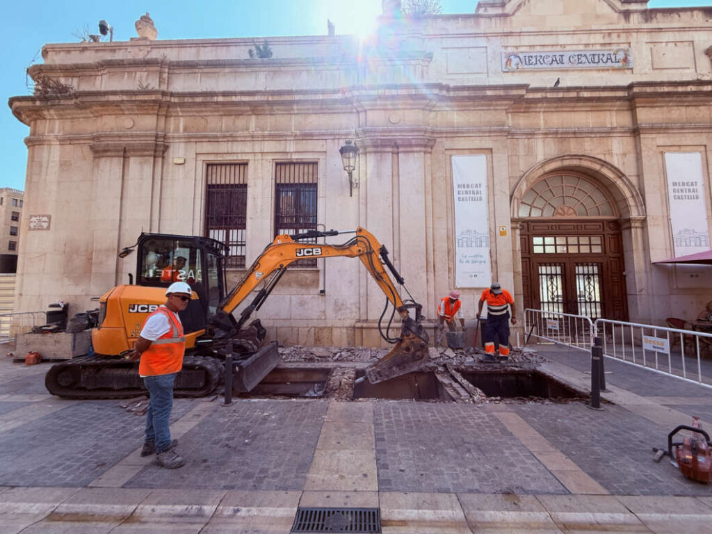 Tecma, retirada de contenedores soterrados junto al Mercado Central 290726