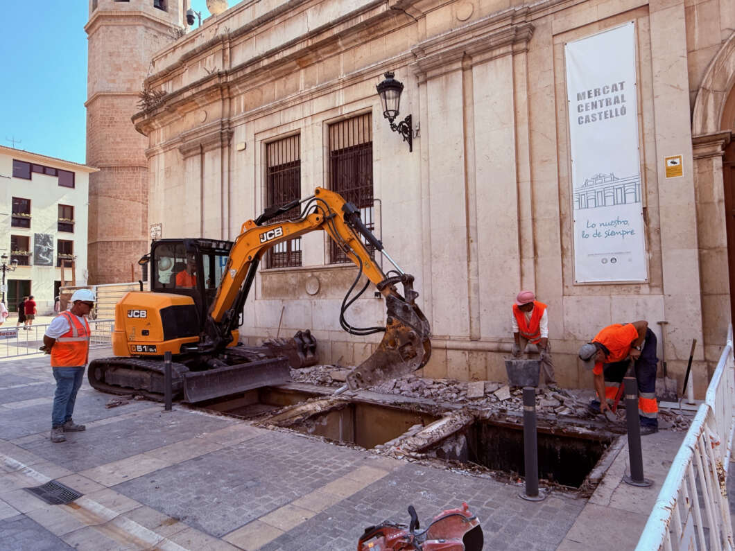 Tecma, retirada de contenedores soterrados junto al Mercado Central 290726