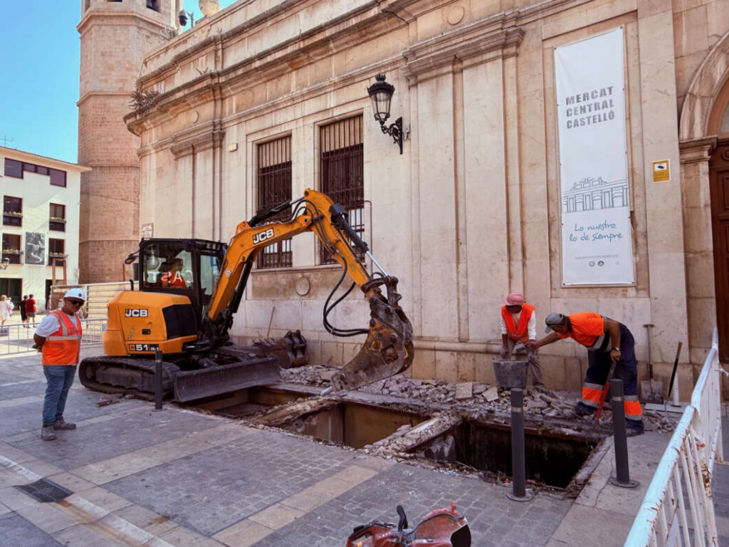 Tecma, retirada de contenedores soterrados junto al Mercado Central 290726