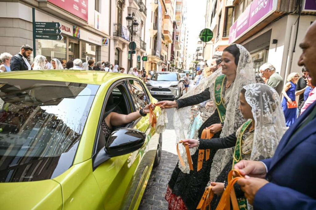 Castellón mantiene viva la tradición de Sant Cristòfol con la bendición de vehículos