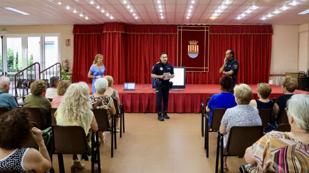 La Policía Local de Onda forma a las personas mayores para prevenir estafas y golpes de calor