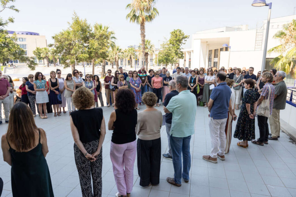 A estas muestras de condena también se ha sumado la Universitat Jaume I (UJI), cuya comunidad universitaria ha guardado un minuto de silencio a las puertas del Rectorado en recuerdo de las víctimas. El rector, Jesús Lancis, ha reiterado el rechazo de la institución a la violencia machista y ha defendido que las universidades deben condenar con firmeza cualquier forma de violencia contra las mujeres, al considerar que estos crímenes son incompatibles con los valores democráticos y el respeto a los derechos humanos.