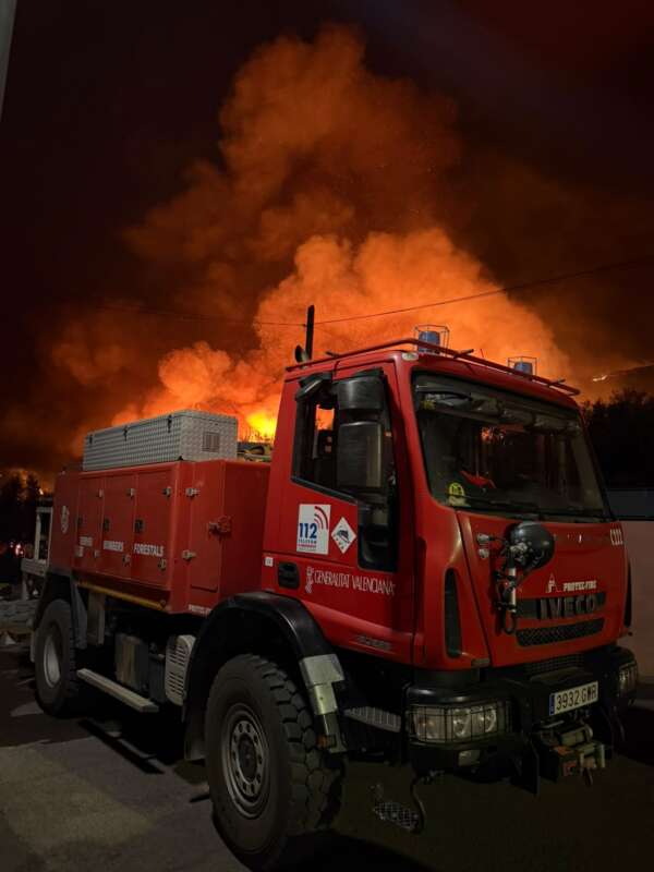 La Vall d'Uixó afronta otra jornada crítica: el incendio sigue fuera de control tras una noche sin tregua