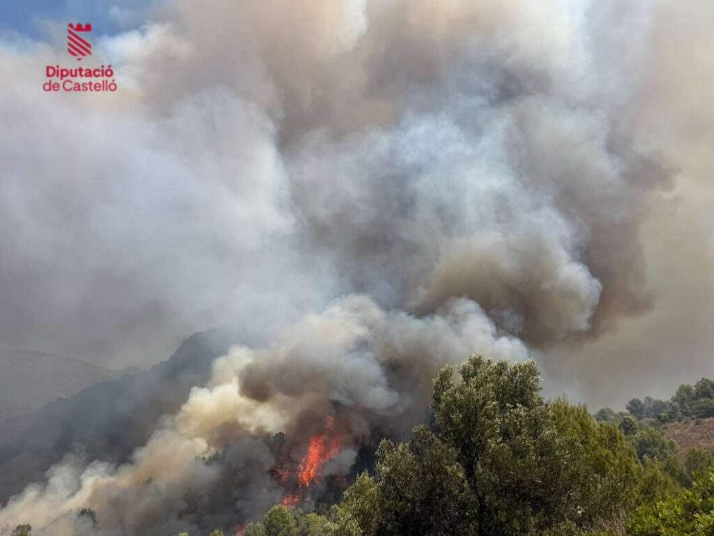 El incendio de La Vall d'Uixó se agrava y obliga a ampliar el operativo