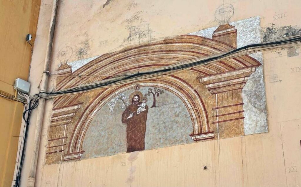La restauración del edificio recupera un trampantojo barroco con la imagen de San José y nuevos elementos patrimoniales ocultos durante siglos