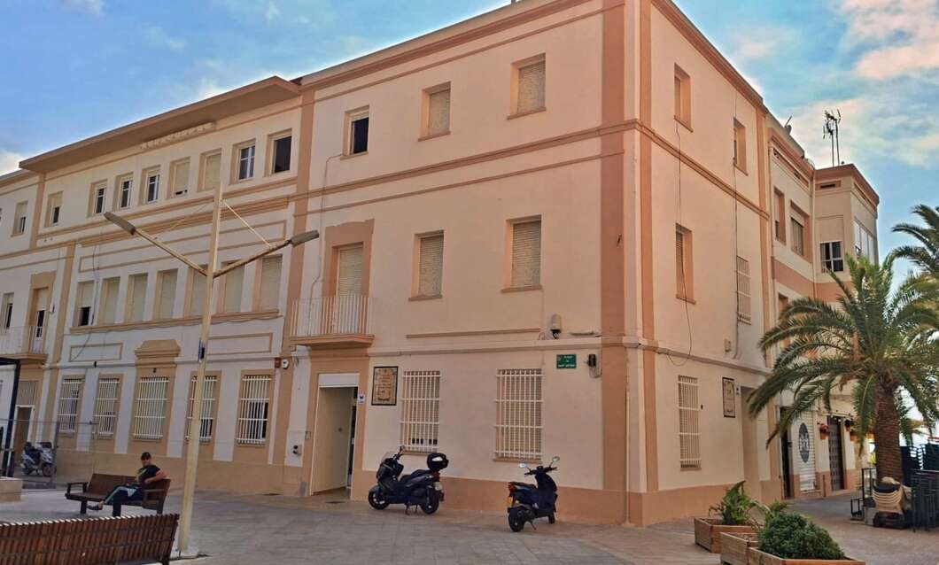El consistorio consigue una ayuda de 107.458 euros para la renovación de toda la carpintería exterior de puertas y ventanas para mejorar la eficiencia energética del edificio