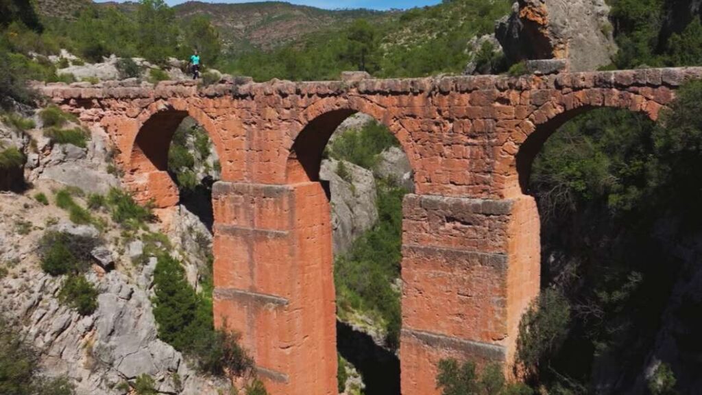 ‘Valencians sobre rodes’ recorre la Serrania seguint el curs del Túria fins a l’Albufera